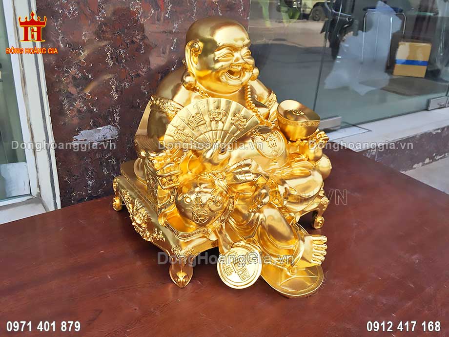 Pho tượng Di Lặc được nghệ nhân chế tác bằng đồng mạ vàng 24K